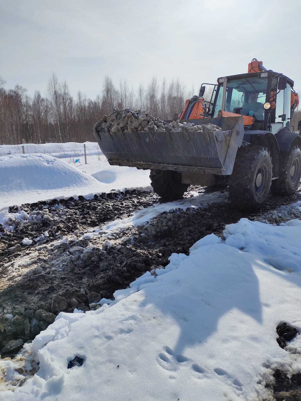 На полигоне ТБО начались работы по отсыпке дороги.